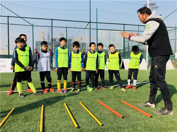 축구 꿈나무들이 북경국안진관축구청소년훈련장에서 훈련을 받고 있다 출처: 북경국강진관축구사업발전유한공사 홈페이지