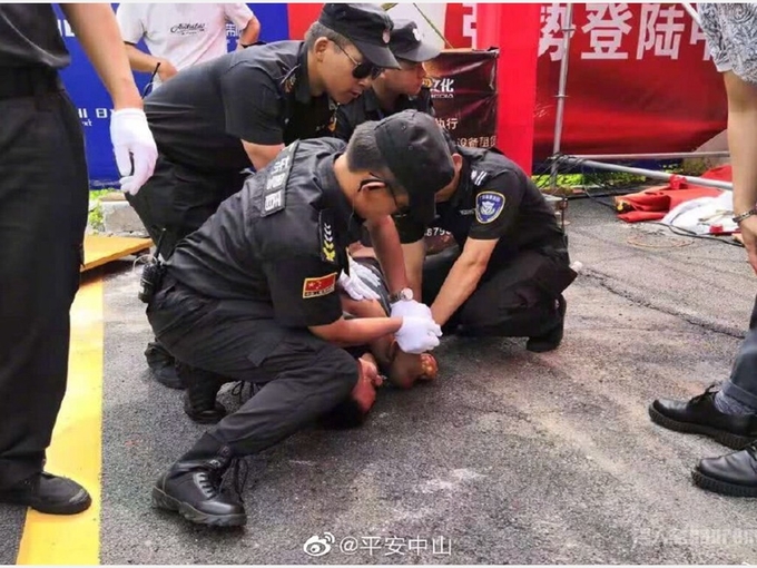 홍콩 영화배우 임달화 찔린 용의자 진모 씨는 뒤이어 제압당했다. 사진=웨이보
