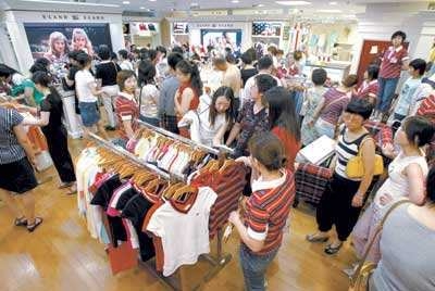 소비자들이 옷 가게에서 옷을 고르고 있다. 사진=바이두