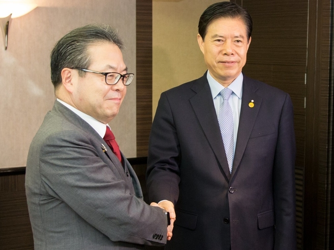 종산(오른쪽) 중국 상무부장이 지난해 5월9일 도쿄에서 세코 히로시게(世耕弘成) 일본 경제산업 대신과 만나 악수하고 있다. 사진=신화통신