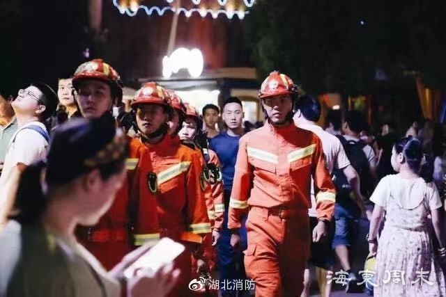 올 추석은 전국적으로 자연 재해나 큰 사고없이 평온했다. 시민들과 함께 걷고 있는 119구조대원들. 사진=웨이보
