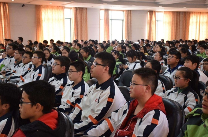 중국 학생 절반 이상이 안경을 착용하고 있다. 사진=바이두