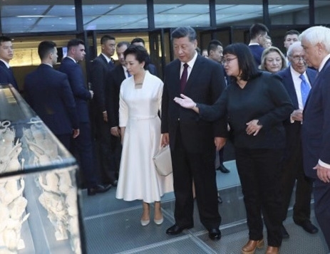 시진핑 주석과 펑리위안 여사와 함께 11일 그리스 아크로폴리스 박물관을 방문해 관계자에게서 유물에 대한 설명을 듣고 있다. 사진=신화일보