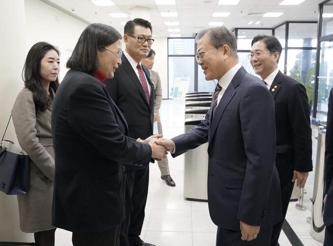 문재인 대통령이 22일 오전 천안 MEMC코리아에서 도리스 슈 글로벌 웨이퍼스 회장과 인사하고 있다. 가운데는 조찬래 MEMC코리아 사장.