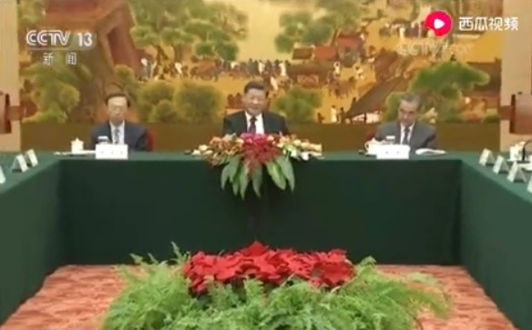 시진핑 국가주석이 3일 인민대회당에서 ‘2019 임페리얼 스프링스 국제 포럼(Imperial Springs International Forum)에 참석한 외국 게스트들과 회의를 하고 있다. 사진=웨이보