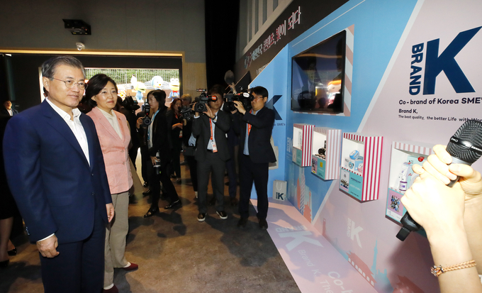 문재인 대통령이 서울 동대문구 콘텐츠인재캠퍼스에서 열린 콘텐츠산업 3대 혁신전략 발표회에 참석하기에 앞서 브랜드K 전시 부스를 방문, 한류 유망 중소기업 제품 관련 설명을 듣고 있다.