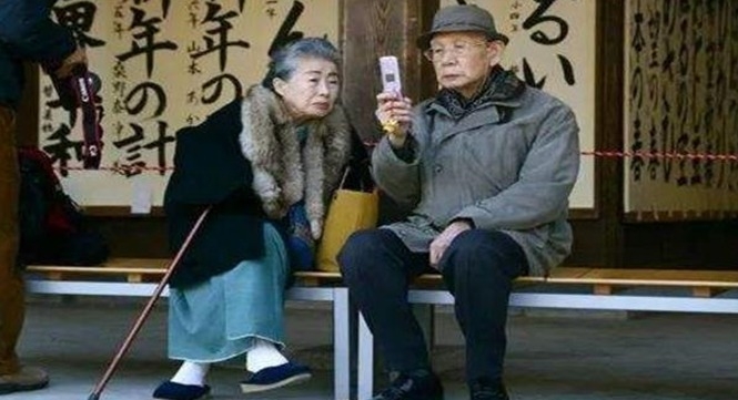 일본 노인들이 휴대폰을 보고 있다. 사진=제일 경제