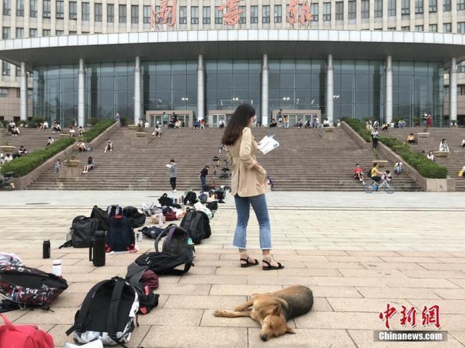 중국에서 대학원 입학 열풍이 불고 있는 가운데 11월 25일 구이저우 민족 대학 도서관 앞에서 한 학생이 책을 보고 있다. 사진=중국신문망