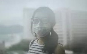베트남의 공기오염이 심한가운데 한 시민이 마스크를 쓰고 있다. 사진=배트남중문군