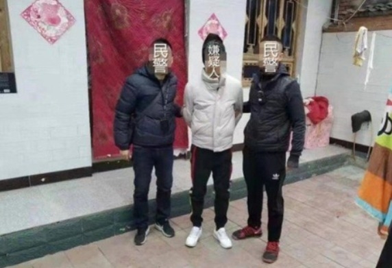 70대 할머니를 등치다 경찰에 체포된 고모씨(가운데). 사진=웨이보