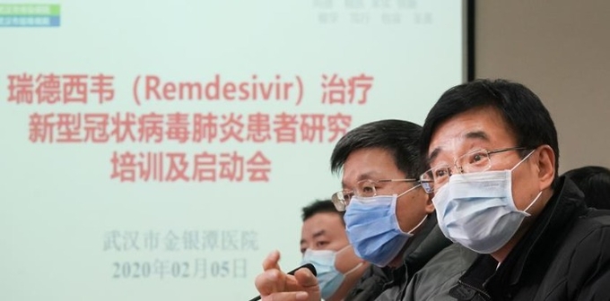 에볼라 치료제로 개발 중인 렘데시비르(Remdesivir)가 신종 코로나바이러스에도 효능이 있는 것으로 확인되면서, 중국 의료진들이 이에 대한 임상시험을 한다고 발표를 하고 있다. 사진=펑파이뉴스