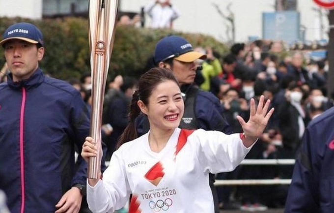 도쿄 올림픽 성화 봉송 리허설을 하고 있는 일본 배우 이시하라 리미. 사진=동방 스포츠