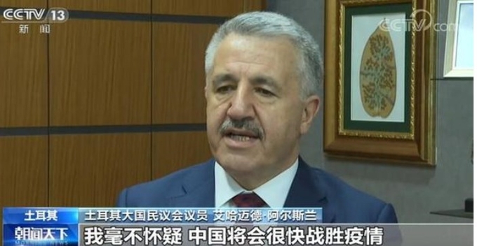 터키의 국민회의의원인 아흐마디네자드 알슬란은 CCTV와 인터뷰에서 “중국이 위기를 잘 이겨낼 것”이라고 말하고 있다. 사진=CCTV13