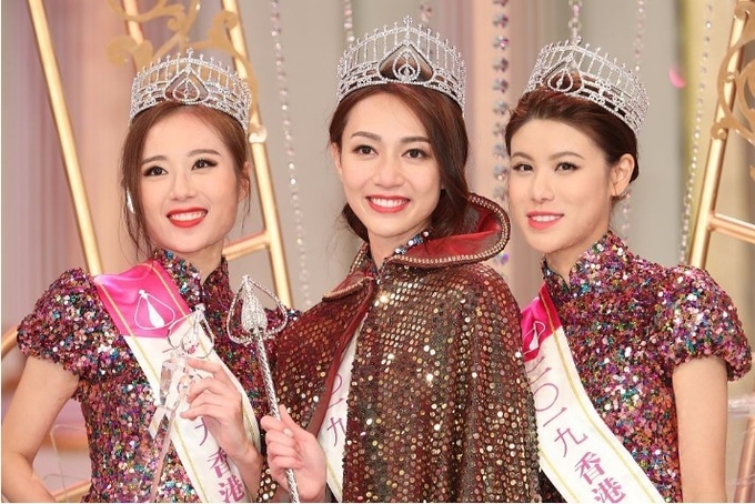 지난해 2019 미스홍콩 3인, 죄측 2등 왕페이 , 중앙 1등 황지아원, 우측 3등 구페이링 视觉中国 캡쳐