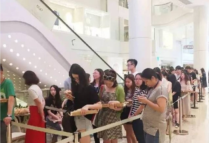 지난 2017년 6월 나이쉐더차가 선쩐시 인접한 광저우시에 첫 전문점을 오픈하는 날 , 고객들이 개점시간 전부터 줄을 서고 있다. 375찬인샹지왕 캡쳐