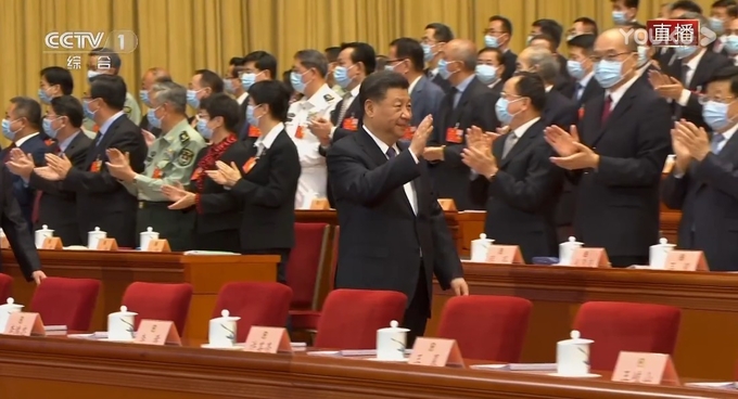 시진핑주석 왼편에 정협 위원들은 모두 하늘색 마스크를 착용한채, 입장하는 당중앙 상무위원 영도자단에게 박수를 보내고 있다. = CCTV 중계화면 캡쳐
