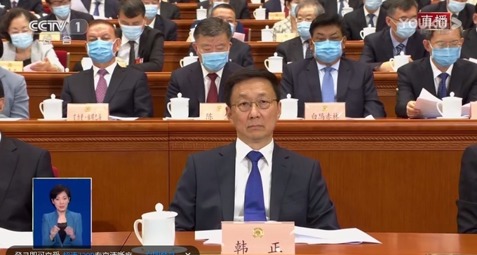 한정 상무위원이 21일 중국양회개막첫날 마스크를 쓰지 않고 참석해 정협개막식을 지켜보고 있다. 한정 상무위원은 중국최고권력기구인 7인의 상무위원회의 한 사람으로, 중국 국무원부총리로서 특히 홍콩특별행정구에 관한 사무를 담당하고 있다. CCTV 생방송 캡쳐