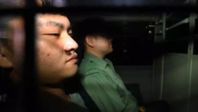 홍콩의 범죄인 인도법 개정필요성을 제공한 , 홍콩의 여친살해범 천통지아( 陈同佳)가 경찰차로 이동하고 있다. 홍콩인인 그는 대만에 함께 여행간 여친을 살해한 후 유기하고, 홍콩으로 도망쳤다. 그는 홍콩법이 홍콩내에서 일어난 범죄만 처벌할 수 있는 맹점을 노려, 대만에서 살해를 기획한 것으로 알려졌다.<br>
그는 또 홍콩과 대만( 중국내륙과 마카오도 마찬가지다) 간에 범죄인 인도협정이 체결되지 않아 대만으로 소환돼 처벌받지 않는 다는 것도 미리 알고 있었던 것으로 알려졌다. 그는 단지 자신이 살해한 여친의 카드로 돈을 인출한 죄목으로 29개월형을 받은뒤, 지난해 10월 법원의 명령으로 조기출소해 지금은 자유의 몸이 되어 있다. 