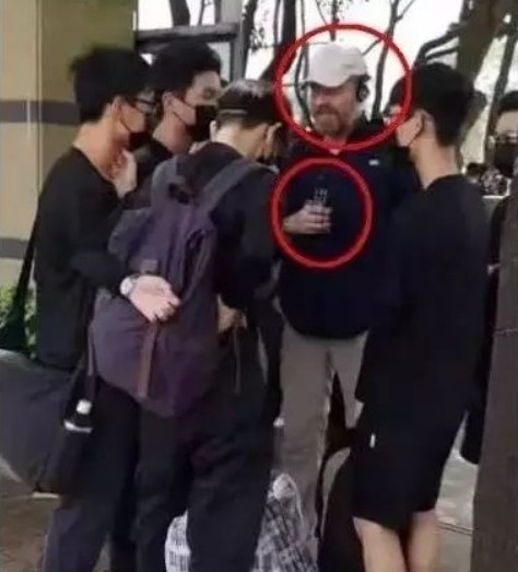 시위대를 배후에서 지휘한다는 외국인과 홍콩 젊은이들의 회동장면. 즈후왕캡쳐.