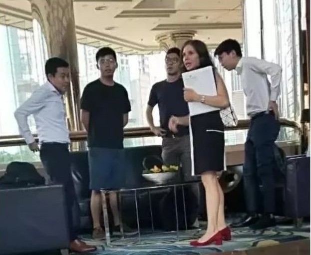 송환법반대 반중시위 지도부와 외국인 회동 장면. 즈후왕캡쳐