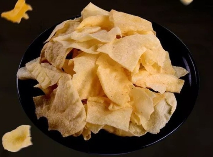 첫 사진의 마(산약)을 편으로 썰어 기름에 튀겨낸 칩. 감자편을 튀긴 포테이토 칩보다 바삭거리는 식감이 더 좋다고들 한다.