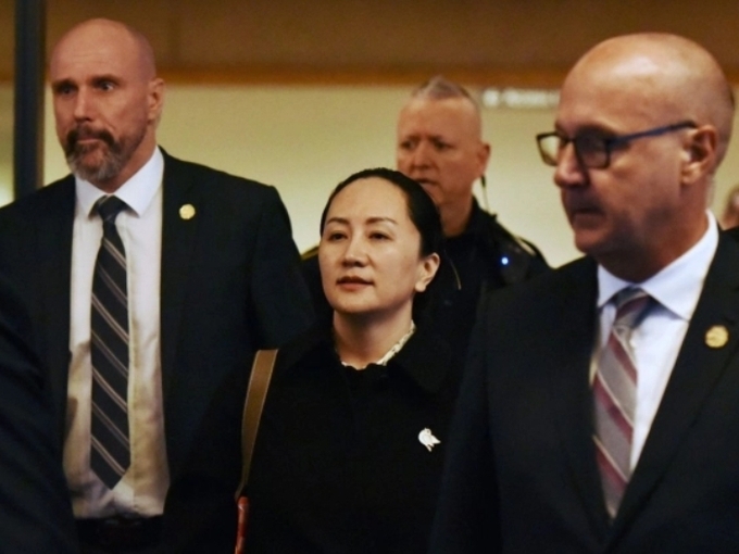 지난 1월 20일 멍완저우(孟晚舟) 화웨이 부회장이 캐나다 변호인단과 벤쿠버법정에 출두하고 있다. 캐나다 현지매체캡쳐.