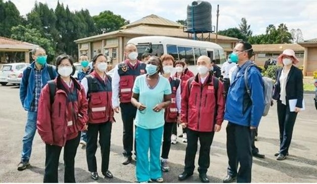 후난성정부가 조직한 아프리카 코로나19 치료와 방역지원을 위한 의료진들은 지난달 11일 창샤공항을 출발해 짐바브웨( 津巴布韦) 와 적도기니 (赤道几内亚) 에서 약 30일간의 코로나19치료와 방역기술과 경험을 전수하고 6월 9일 중국에 귀국했다. 이들은 모두 14일간 격리후 귀가한다. 짐바브웨 윌킨스병원에 도착한 후난성 의료진들.모습. 중국일보왕 ( 中国日报网 ) 캡쳐.