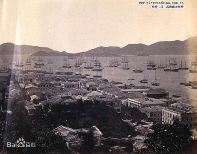 1860년 홍콩앞바다에 집결해 북상을 기다리는 영국과 프랑스 해군함대, 이들은 샤먼, 상하이 난징 텐진을 거쳐 베이징을 침략하는 제 2차 아편전쟁을 야기한다. 소후슈총즈(书虫子)캡쳐.