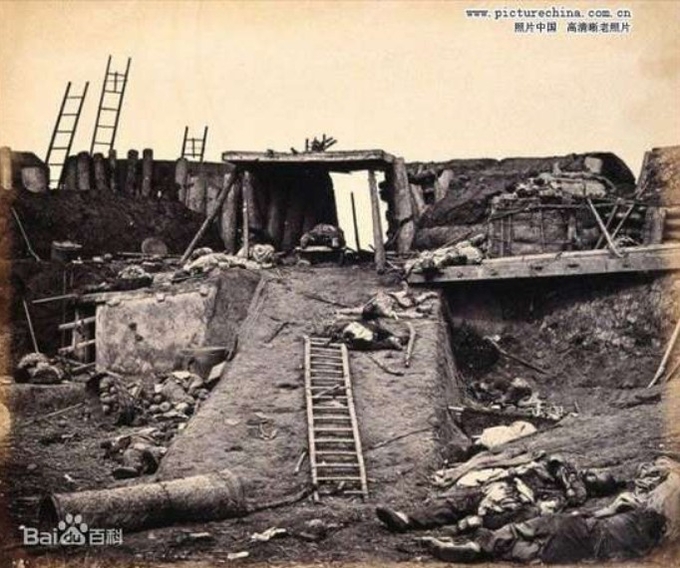 베이징침략을 위해 텐진항에 상륙한 영국과 프랑스연합군이, 텐진 인근의 청나라의 따구코우포대(大沽口炮台)를 전멸시키고 베이징까지 직행하였다. 사진은 포대내부참상. 소후슈총즈(书虫子)캡쳐.