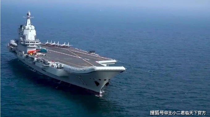 2019년 12월 중국남부 대형 섬으로 이뤄진 하이난 성에서 취역식을 가진 헐넘버 (hull number) 17번의 제 2호 중국항모 002 산동함, 001보다 약간 크지만 갑판활주로는 역시 앞부분이 들려있다. 중국웨이보캡쳐.