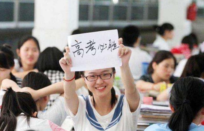 중국 고3 학생교실에서 한 학생이 '수능 필승' 을 써보이고 있다. 바이두웨이보 캡쳐.