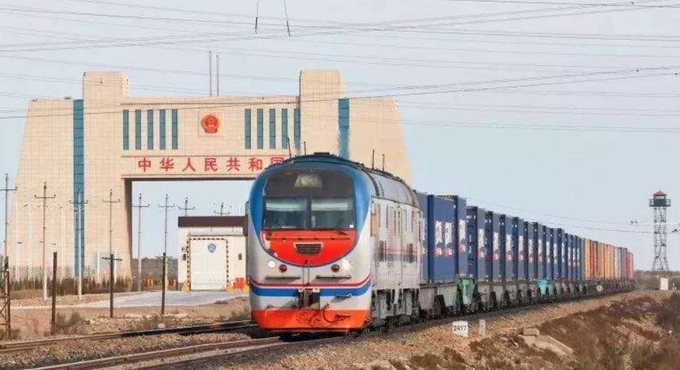 중국서북부 신쟝위루르자치구 (中国新疆维吾尔自治区)의 국경도시 아라산코우역( 阿拉山口站 )으로 유럽왕복화물열차가 들어오고 있다. 시나신원왕 캡쳐.