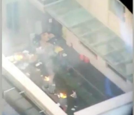 화재신고를 받고 출동한 휴스턴 911이 촬영한 화면이 웨이보로 유포되었다. 바이두웨이보캡쳐.