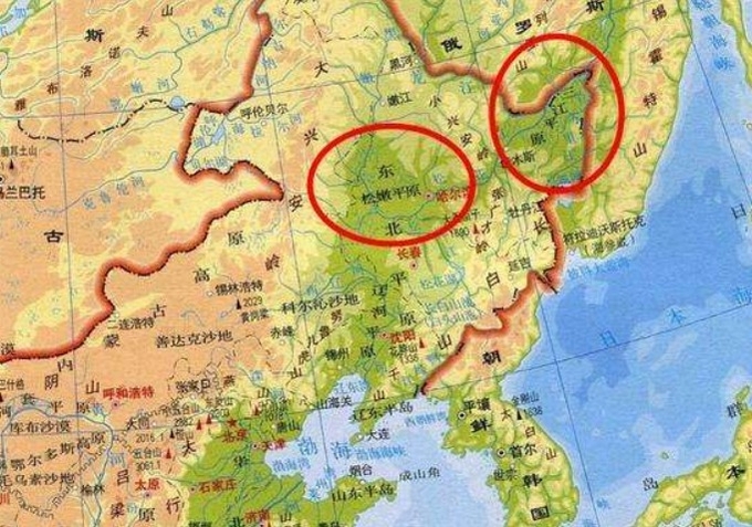 사진에 원으로 표시된 왼쪽이 지린성의 동북평원, 오른쪽이 헤이롱지앙성의 삼강평원 이다.