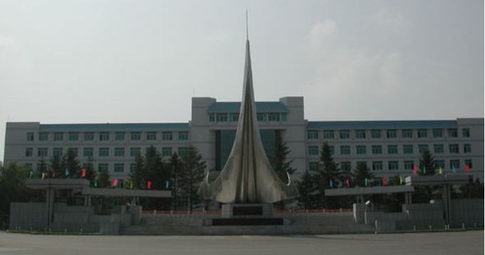 7월23일 시진핑주석이 방문한 동북부 지린성 창춘시의 공군항공대학 로고와 본관모습, 바이두 바이커 캡쳐.