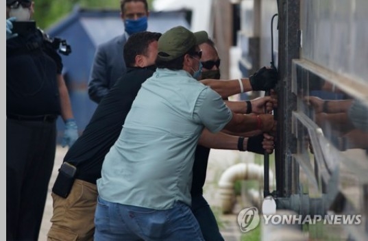 미국 정부 관리들이 24일 휴스턴 주재 중국 총영사관 문을 강제로 열고 건물에 들어가려한다. 연합뉴스/한중21 제휴사.
