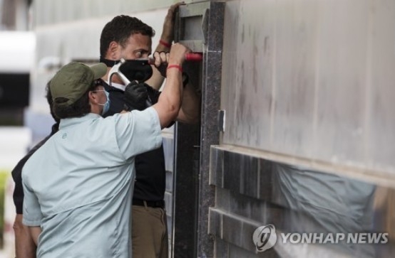 미국 정부 관리들이 24일 휴스턴 주재 중국 총영사관 문을 부수기 위해 도구를 사용하고 있다. 연합뉴스/한중21 제휴사