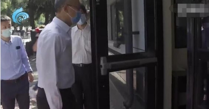 27일 , 미 영사관직원들이 철수한 청두영사관건물에 중국관리들이 정문으로 걸어들어가고 있다. 바이두 웨이보캡쳐.