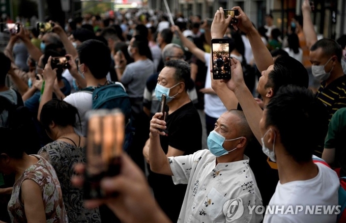 연합뉴스 보도에 따르면, 이들 중국시민들등 상당수는 비교적 먼 도시에서 항공기를 타고 온 사람들도 적지 않았다고 한다. 연합뉴스/ 한중21 제휴사.