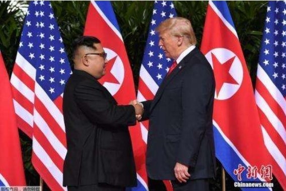 2018년 6월 싱가폴에서 만난 트럼프와 김정은. 중국신원왕 캡쳐.