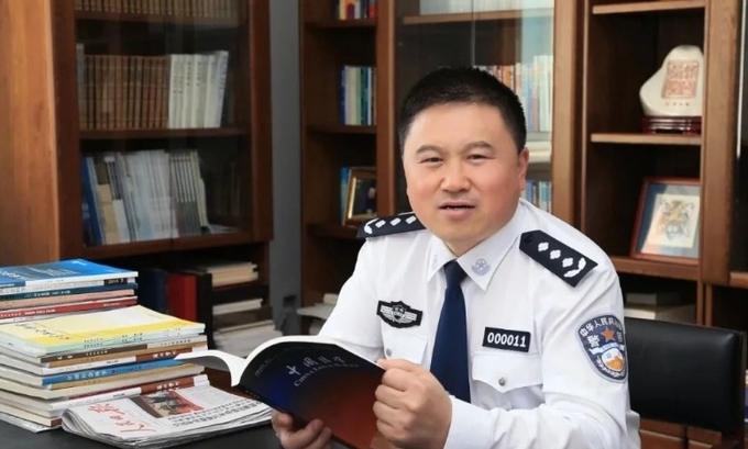 당중앙의 지시로 면직되어 지린성 기율위원회의 조사를 받고 있다는 허디엔( 贺电 지린성공안청 부청장) 바이두웨이보캡쳐.