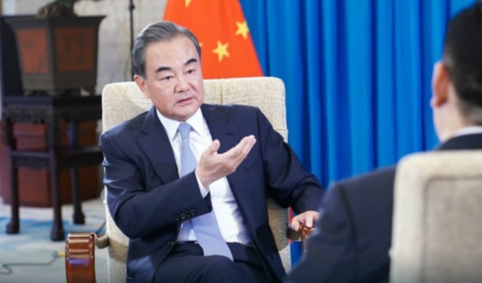 5일 왕이(王毅)중국 외교부장이, 미국의 대중정책의 오류와 착오에 대해 신화통신과의 인터뷰하는 것을 CCTV가 영상녹화하고 있다. CCTV 영어방송 캡쳐.
