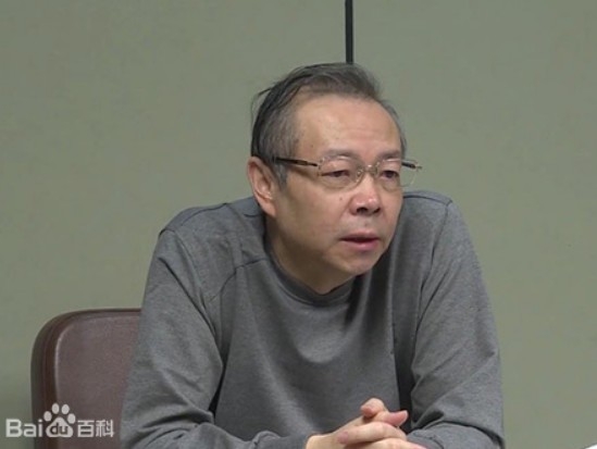 화롱의 이사장에서 쌍개처분을 받고 모처에 수감돼 국가감찰 TV프로그램에서 자신의 과오를 뉘우치는 라이샤오민 전 화롱자산공사 이사장. 바이두바이커캡쳐.