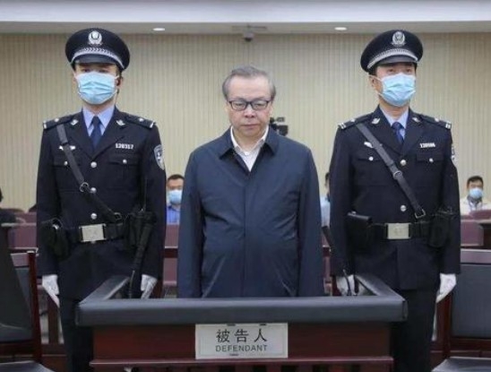 12일 인민일보등 중국매체에 공개된, 중국화롱 자산공사의 이사장 라이샤오민 피고인에 대한 재판광경. 라이샤오민은 이 재판에서 한화 약 3천억원의 뇌물 독직혐의를 인정했다. 바이두웨이보 캡쳐.