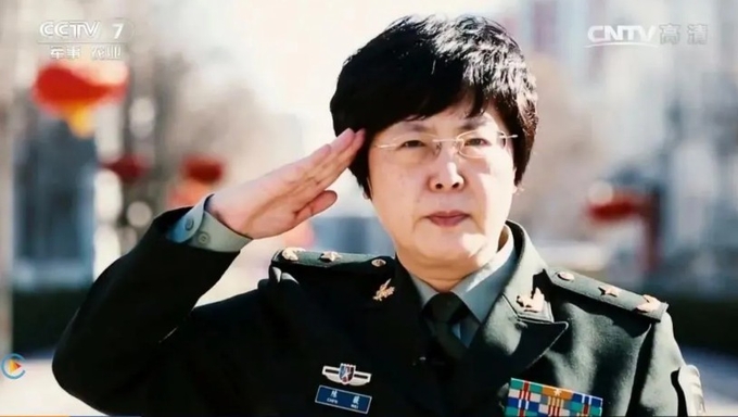 인민해방군 정복을 입은 천웨이소장, 양쪽 어깨의 원 스타의 계급장이 확연하게 눈에 들어온다. 중국CCTV 채널 7 ( 군사채널)화면 캡쳐.