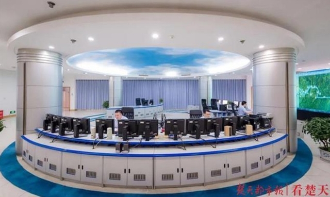 산샤댐의 홍수조절센타 (三峡梯调中心) 의 주 통제실 전경. 상하이러시엔(上海热线)캡쳐.