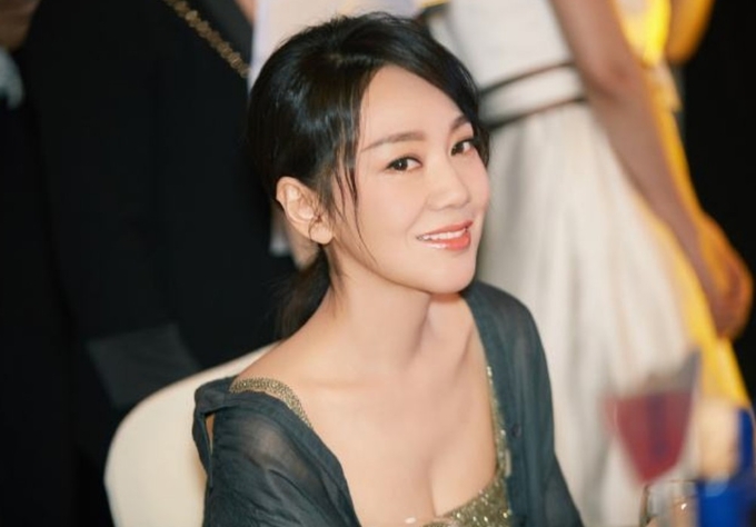 중국 3대 TV페스티벌중 하나인 상하이TV 페스티벌 바이란지앙( 白玉兰奖) 시상식에서 2020년 최고 여배우상을 수상한 옌니( 闫妮) 바이두웨이보 캡쳐.
