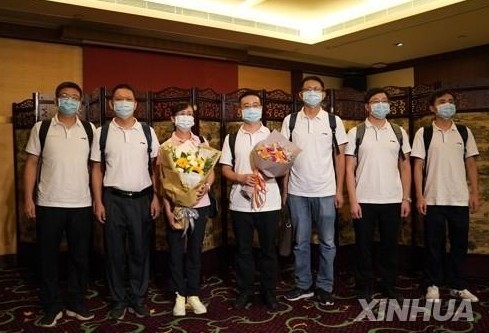 지난 3일 홍콩에 선발대로 도착한 대륙의 의료진 1진. 신화=연합뉴스/ 한중21 제휴사