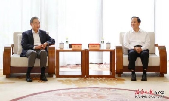 리우츠궤이(刘赐贵) 하이난성 당서기( 오른쪽) 가 지난 20일 남중국해 전초기지를 찾은 왕이 외교부장(왼쪽) 과 회의를 진행하고 있다. 하이난르빠오( 海南日报)캡쳐.