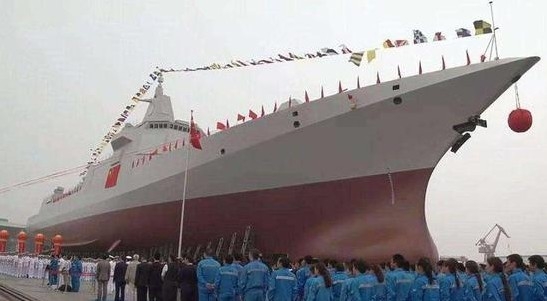 055형 구축함의 진수식 광경. 바이두웨이보캡쳐.